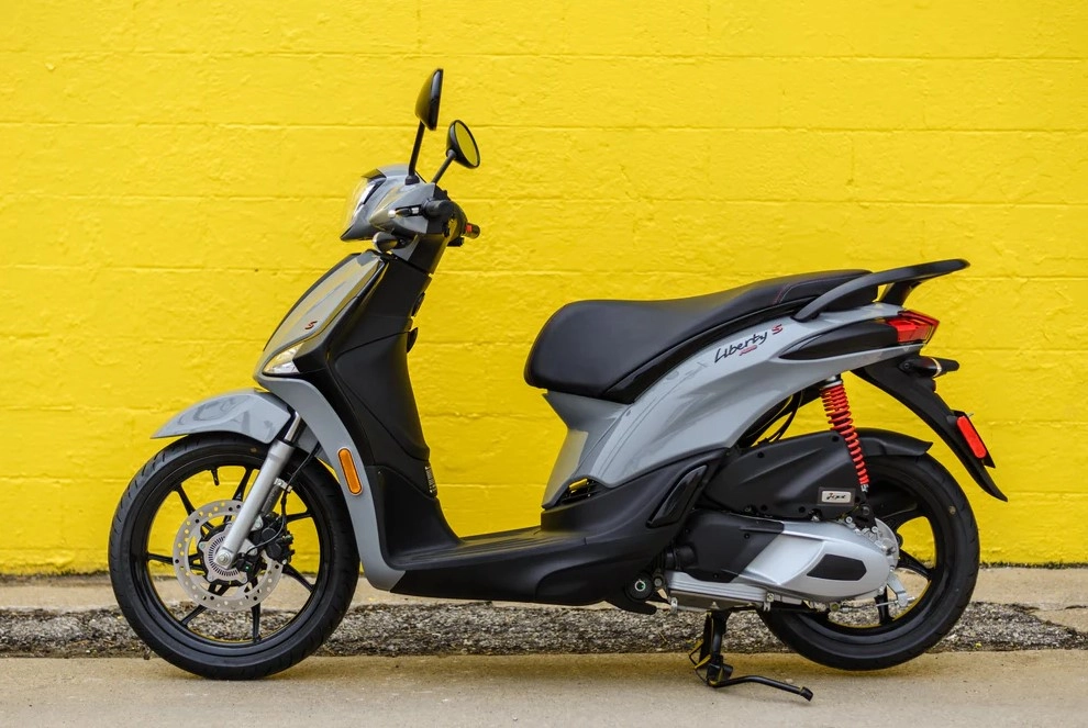 Piaggio Liberty 2024 sang trọng với đèn LED full